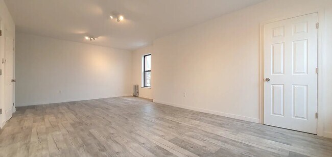 Foto del edificio - 316 McGuinness Blvd