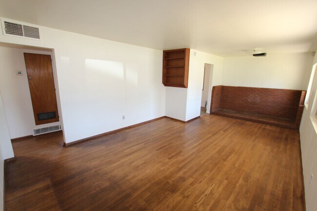 Foto del edificio - AVAILABLE NOW! Charming Single-Story Home ...