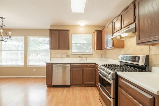 Foto del edificio - No Carpet! Tons of Space! Beautiful backyard with large covered patio!