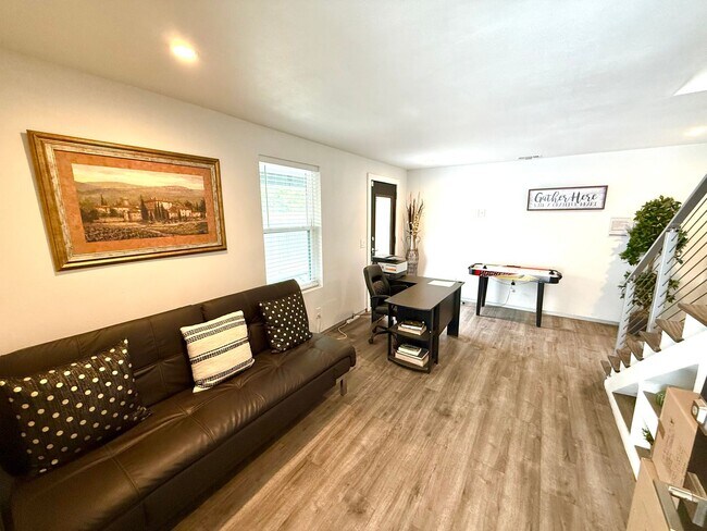 Foto del edificio - AVAILABLE NOW! Jaw Dropping 3 Story 3 Bedr...