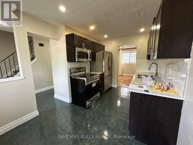 Photo du bâtiment - 81 Hansen Rd N