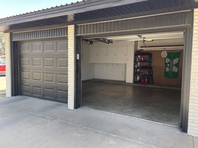 2 car garage - 1501 S Kenneth Ave