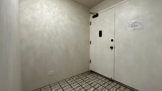 Building Photo - SPACIOUS 2 BED/2 BATH/1 PRKG & WASHER/DRYE...