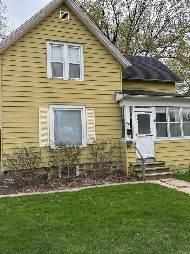 Building Photo - 430 E Racine St