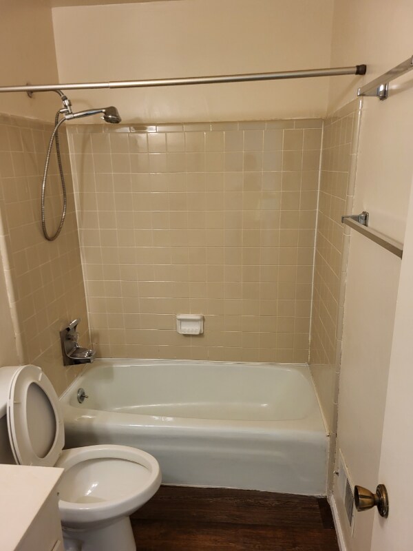 Foto del edificio - 6105 Honeysuckle Ln
