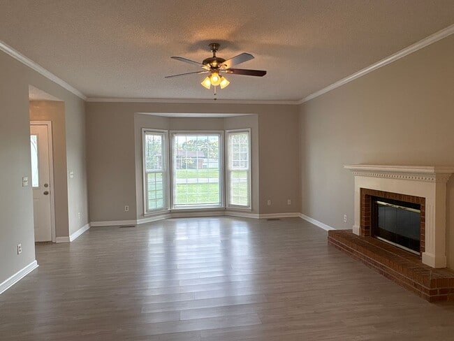 Building Photo - Spacious Brick Home with Fenced-In Back Yard!