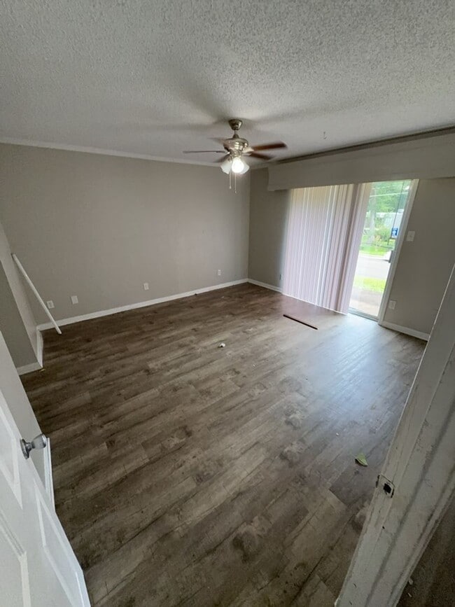 Building Photo - Spacious 3-bed/2-bath Townhome!