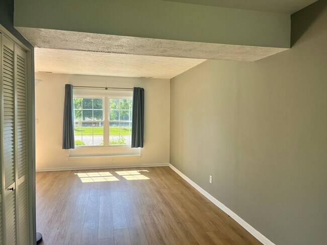 Building Photo - Two bedroom townhouse in Amherst!