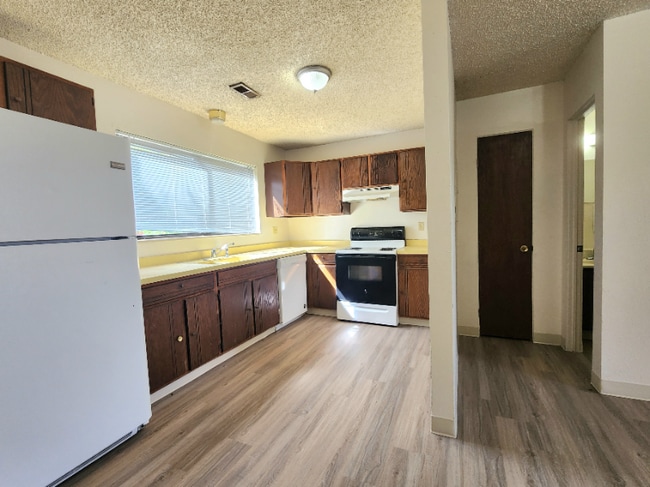 Building Photo - 657 E Clarion Dr