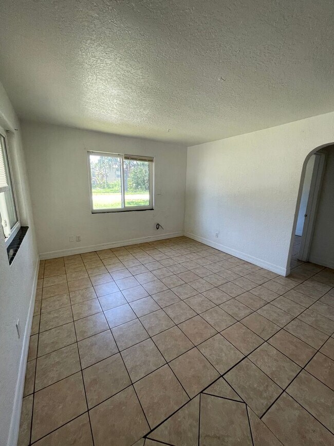 Foto del edificio - 701-705 S Palmetto Ave