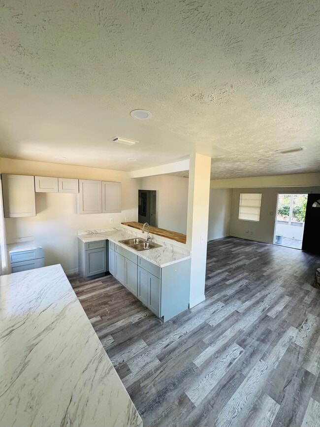 Building Photo - 740 Linda Dr N