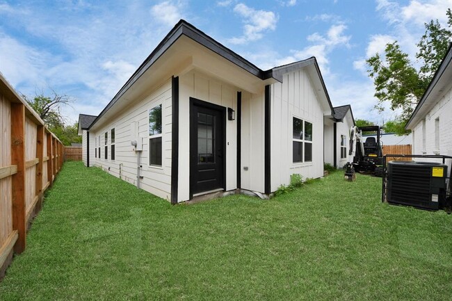Building Photo - 701 E Canino Rd