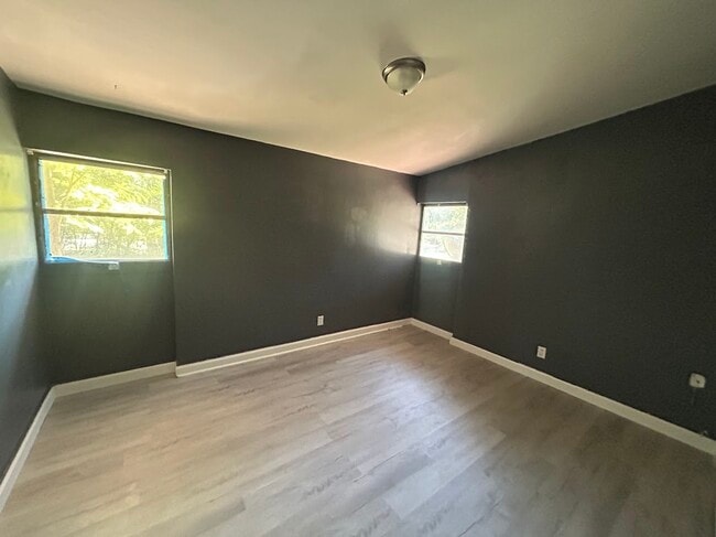 Building Photo - 1911 S Riverview Cir