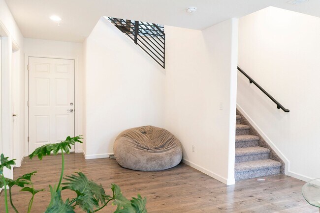 Foto del edificio - Stunning End Unit Townhouse! - Available Now!