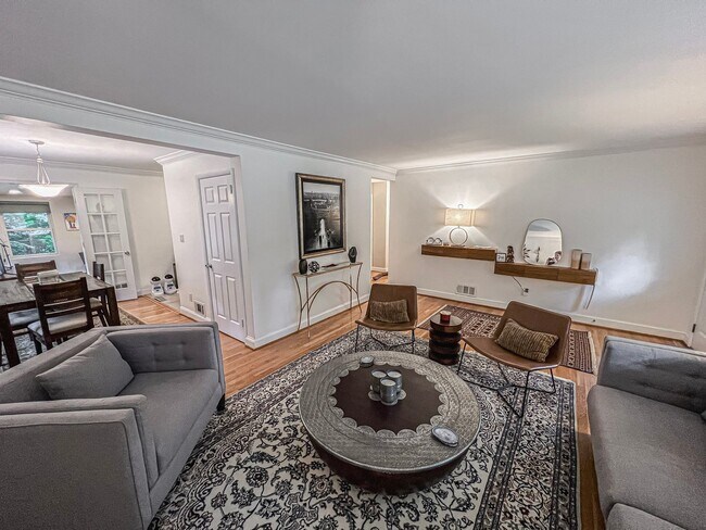 Foto del edificio - Sunny and Bright 4 Bedroom 3 Bath 2 Level ...