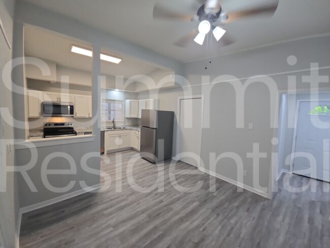 Foto del edificio - 6813 Hazen St
