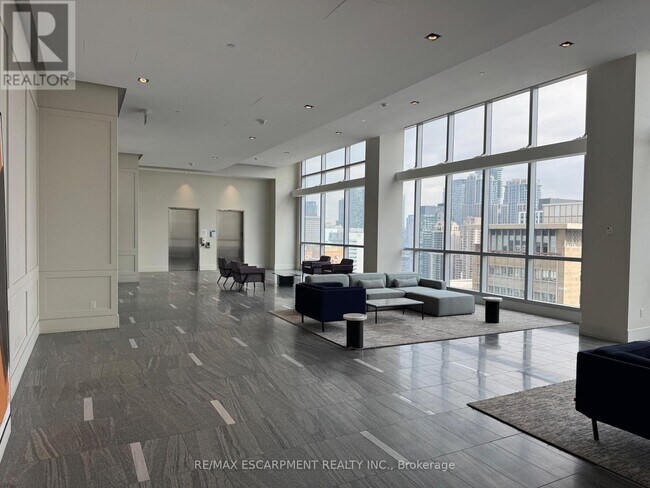 Photo du bâtiment - 488 University Ave