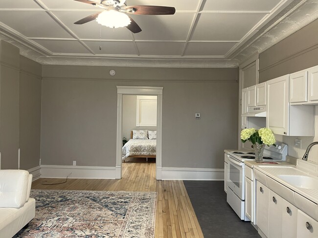 Building Photo - 109 5th St