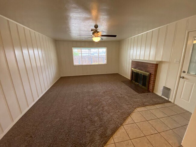 Building Photo - Home in Tulare for Rent!