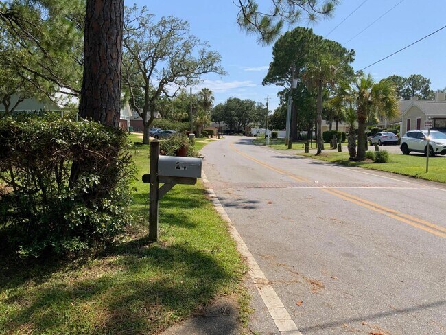 Building Photo - 24 Shalimar Dr