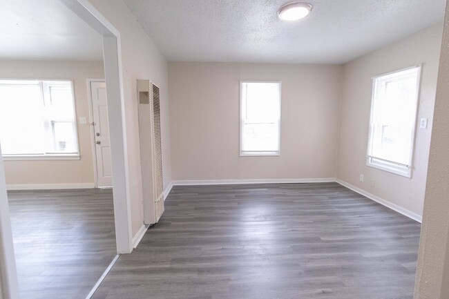 Building Photo - Remodeled 3 Bed 1 Bath Home