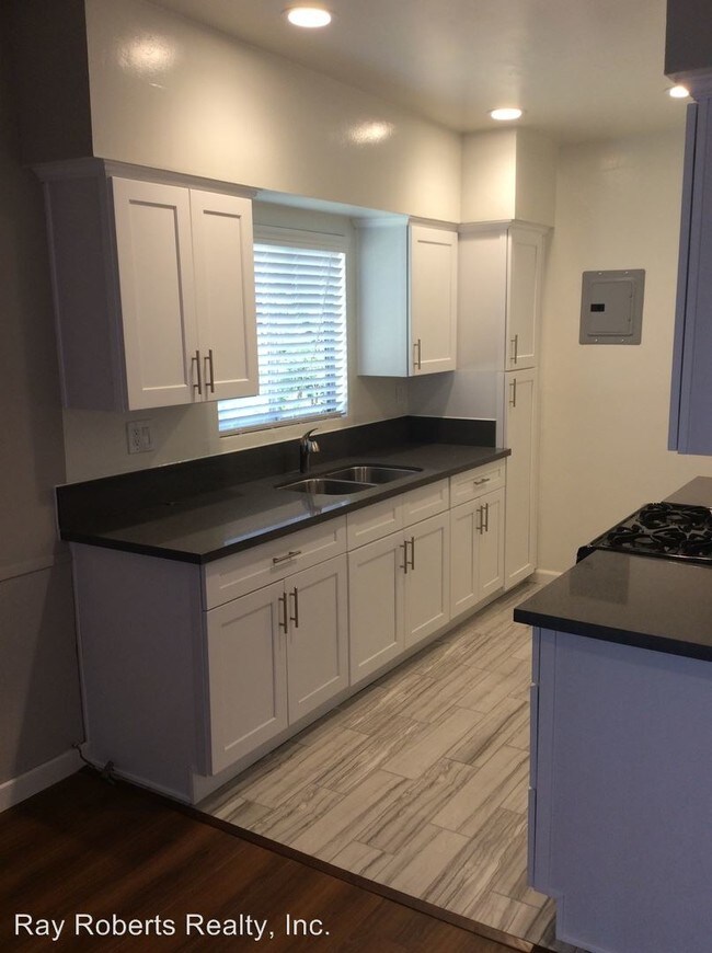 Building Photo - 1411 College View Dr