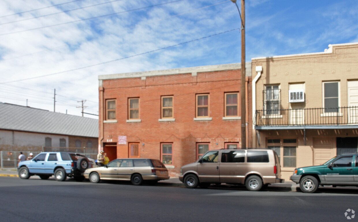 Building Photo - 613 S Oregon St
