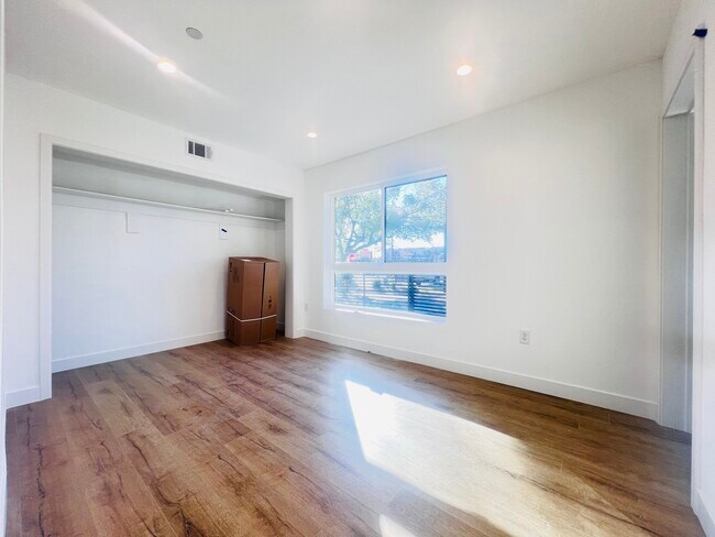 Building Photo - 1406 N Sycamore Ave