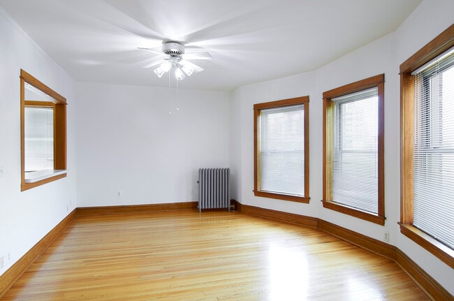 Living Room - 5615 N Winthrop Ave