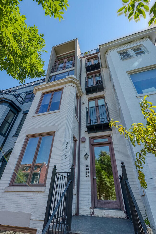 Building Photo - 2713 Ontario Rd NW