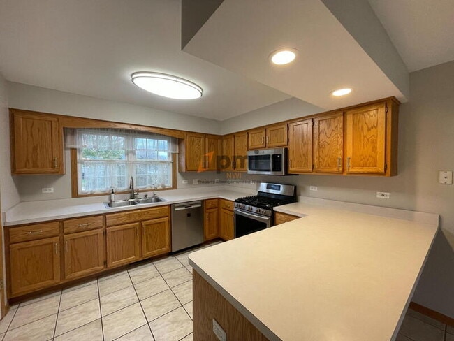 Building Photo - 725 Seminary Dr