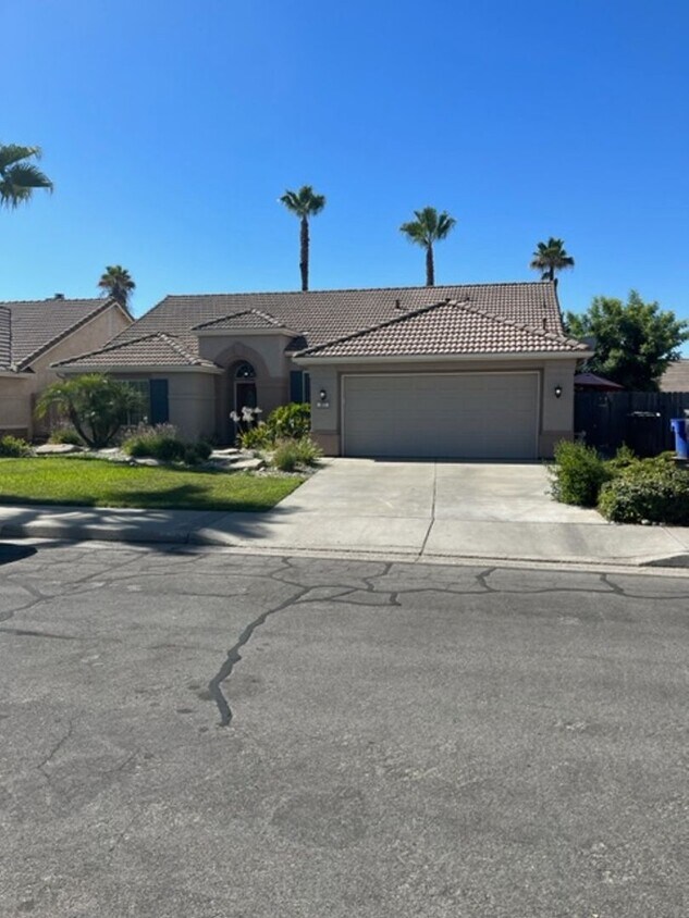 Primary Photo - Great home with pool.