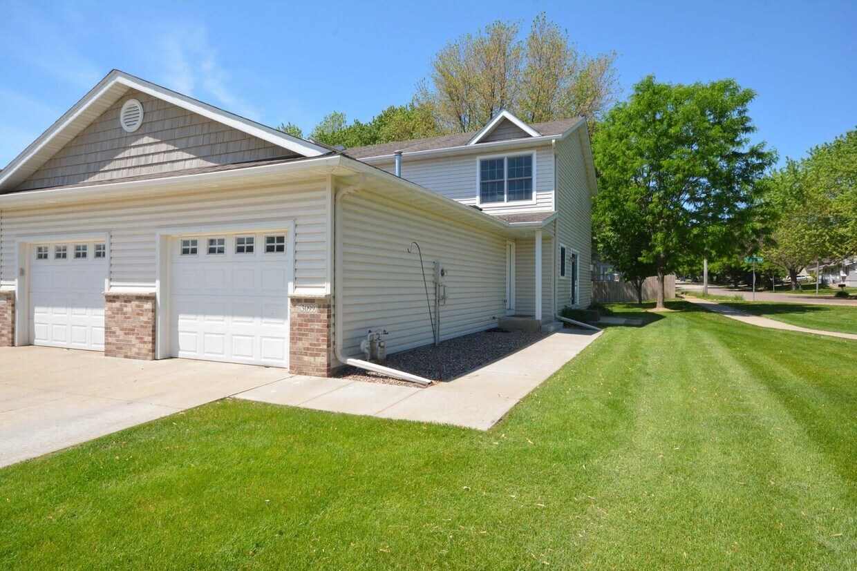 Primary Photo - End-unit townhome with park-like yard area!