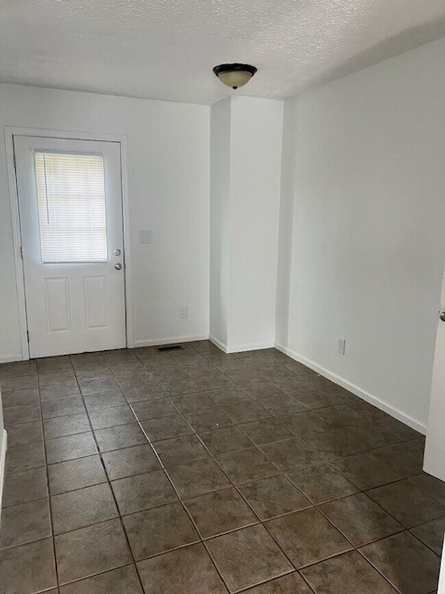 Foto del edificio - Spacious 2-Bedroom Townhouse with Garage