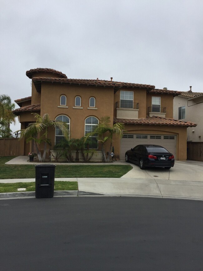 Building Photo - Huge 2750 Sq. Ft. 5bedroom/3 Bath Gorgeous...