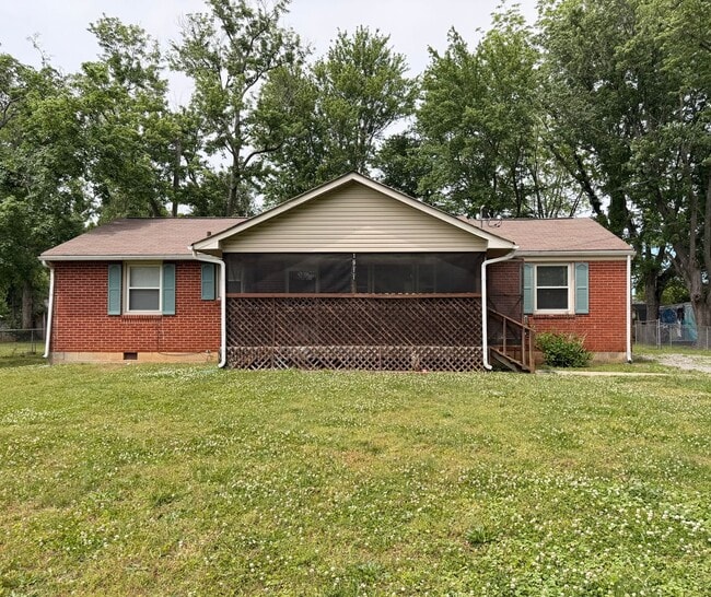 Available Immediately! 3 Bedroom 1 Bath + Bonus & Screened in Porch - Available Immediately! 3 Bedroom 1 Bath + Bonus & Screened in Porch House