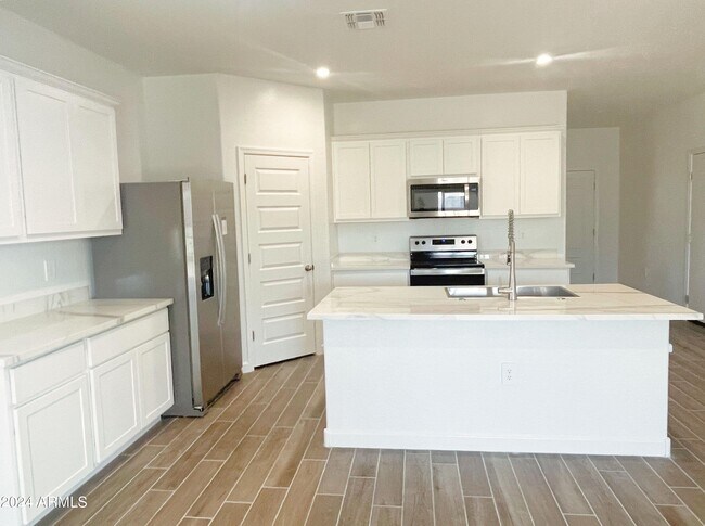 Foto del edificio - 2760 W Stradling Ave