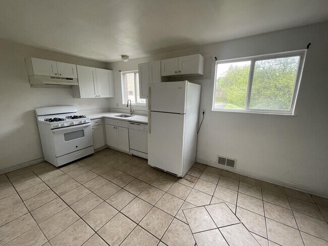 Building Photo - 448 Brierly Ln