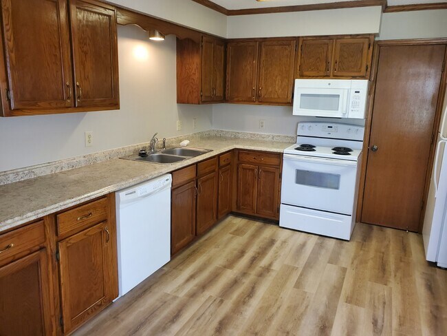 large kitchen, new microwave hood - 1111 Country Club Ln