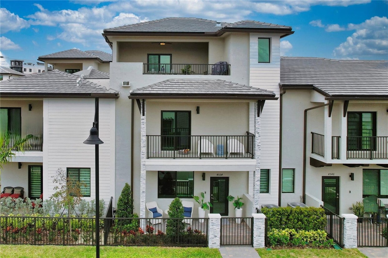 Photo - 4535 Northwest 83rd Avenue, Doral, FL 33166 - 3 BR 4 BA single-family home