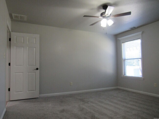 Building Photo - 105 Earnhardt Cir