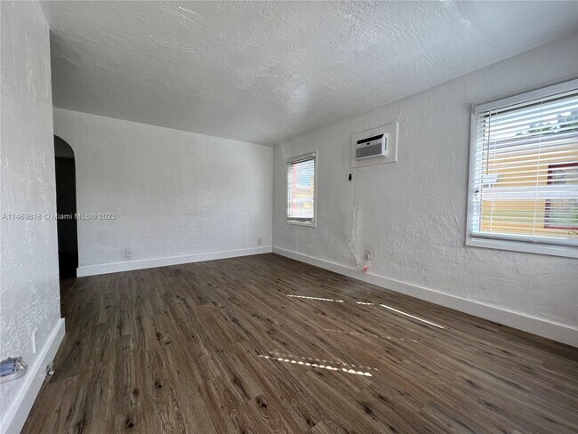 Foto del edificio - 1739 Moffett St