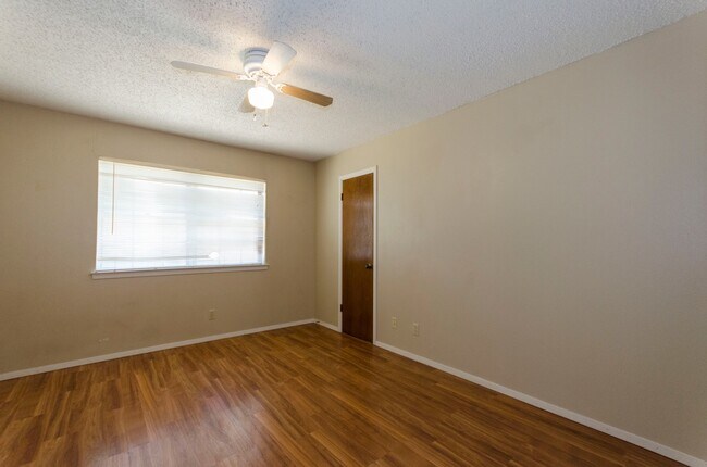 Building Photo - Large 3 bedroom 2 bath Duplex!