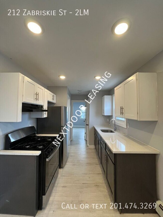 Building Photo - 212 Zabriskie St