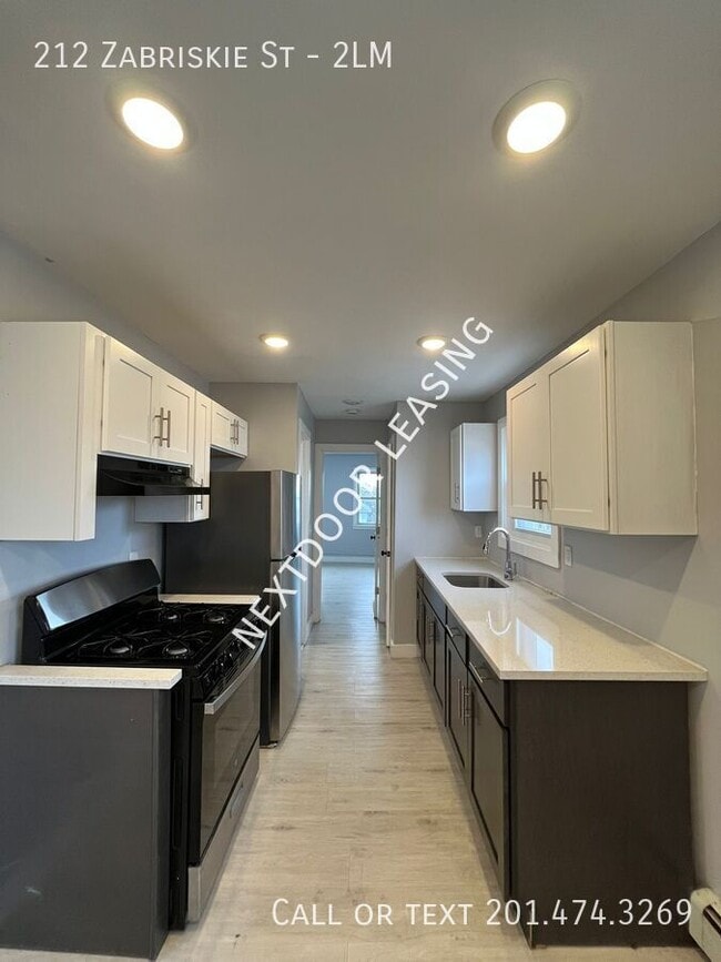 Building Photo - 212 Zabriskie St