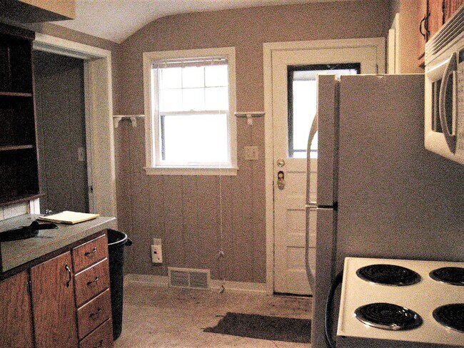 Building Photo - 823 Elm St