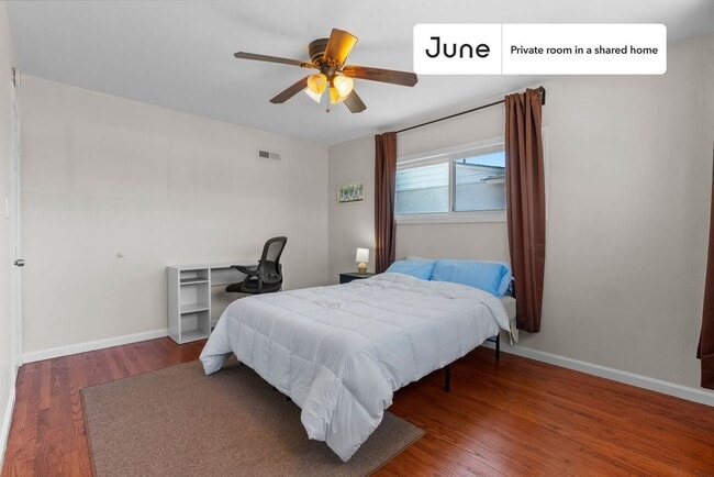 Foto del edificio - Private bedroom in 7 bed/3 bath Home
