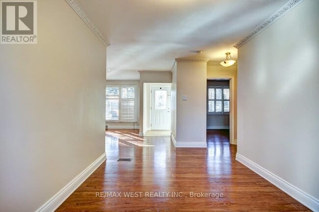 Building Photo - 1171 Mineola Gardens