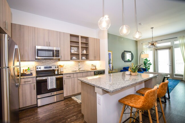 La cocina y el comedor de Crosby en The Brickyard - The Crosby at the Brickyard Apartment Homes