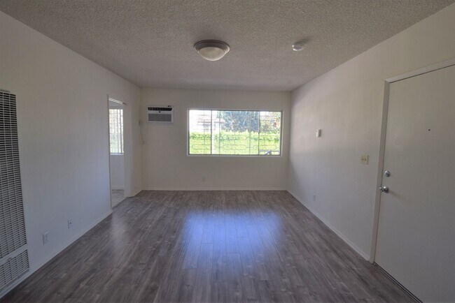 Building Photo - 11204